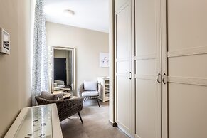 Lakefront Elegant Condo Lela