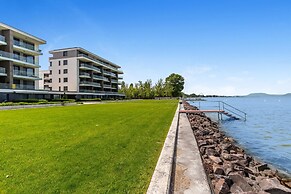 Lakefront Elegant Condo Lela