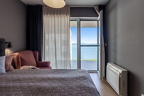 Lakefront Elegant Condo Lela
