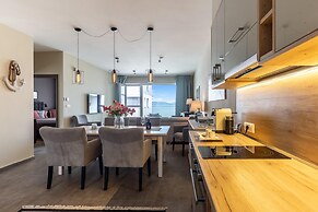 Lakefront Elegant Condo Lela