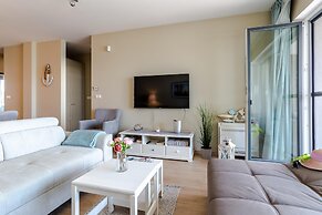 Lakefront Elegant Condo Lela