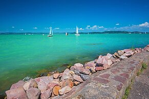 Lakefront Elegant Condo Lela