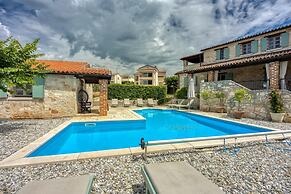 Vila Amyra With Pool