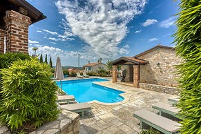Vila Amyra With Pool