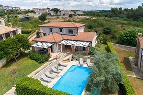 Vila Aryana With Pool