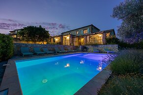Vila Aryana With Pool