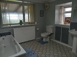 Fox's Lair Farmhouse for Panoramic Views