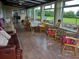 Fox's Lair Farmhouse for Panoramic Views