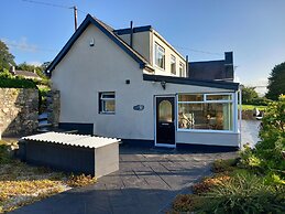 Fox's Lair Farmhouse for Panoramic Views