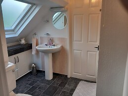 Fox's Lair Farmhouse for Panoramic Views