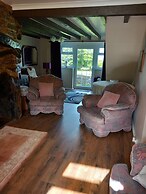 Fox's Lair Farmhouse for Panoramic Views