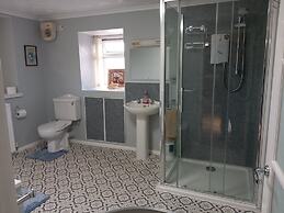 Fox's Lair Farmhouse for Panoramic Views