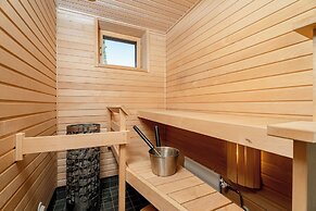 Modern 2BR Apt with Sauna & Free Parking