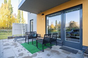 Modern 2BR Apt with Sauna & Free Parking