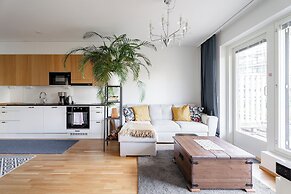 Modern 2BR Apt with Sauna & Free Parking