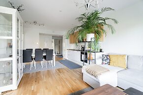 Modern 2BR Apt with Sauna & Free Parking