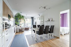 Modern 2BR Apt with Sauna & Free Parking