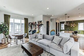Chic Townhome for 10 W/rooftop