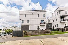 Chic Townhome for 10 W/rooftop