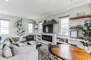 Chic Townhome for 10 W/rooftop