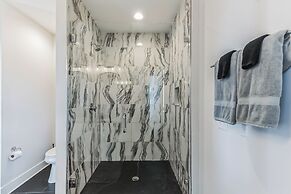 Chic Townhome for 10 W/rooftop