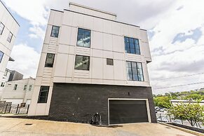 Chic Townhome for 10 W/rooftop