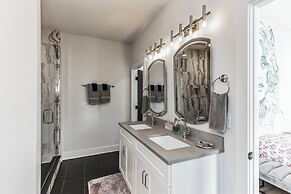 Chic Townhome for 10 W/rooftop