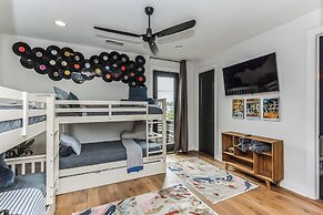 Chic Townhome for 10 W/rooftop