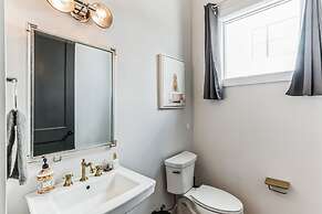 Chic Townhome for 10 W/rooftop