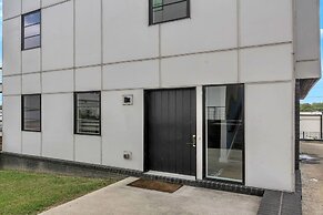 Chic Townhome for 10 W/rooftop