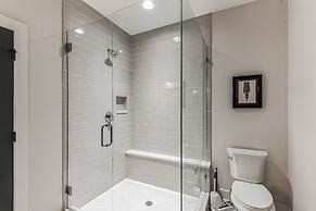 Chic Townhome for 10 W/rooftop