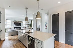 Chic Townhome for 10 W/rooftop