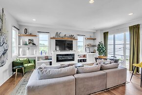 Chic Townhome for 10 W/rooftop