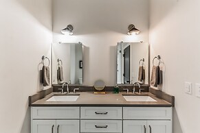 Chic Townhome for 10 W/rooftop