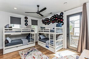 Chic Townhome for 10 W/rooftop