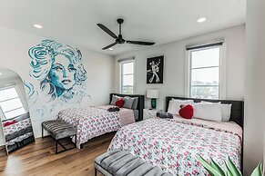 Chic Townhome for 10 W/rooftop