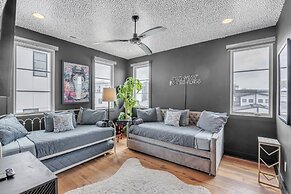 Chic Townhome for 10 W/rooftop