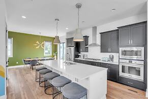 Chic Townhome for 10 W/rooftop