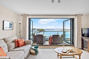 B6 Masts in Torquay With 3 Bedrooms and 2 Bathrooms