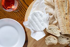 B6 Masts in Torquay With 3 Bedrooms and 2 Bathrooms