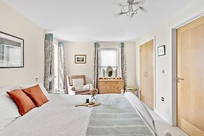 B6 Masts in Torquay With 3 Bedrooms and 2 Bathrooms