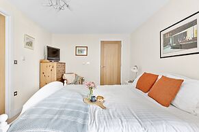 B6 Masts in Torquay With 3 Bedrooms and 2 Bathrooms