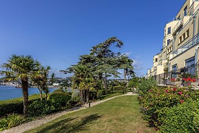 B6 Masts in Torquay With 3 Bedrooms and 2 Bathrooms