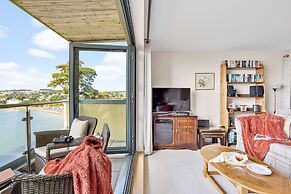 B6 Masts in Torquay With 3 Bedrooms and 2 Bathrooms