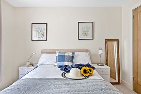 B6 Masts in Torquay With 3 Bedrooms and 2 Bathrooms