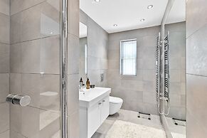 B6 Masts in Torquay With 3 Bedrooms and 2 Bathrooms