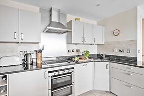 B6 Masts in Torquay With 3 Bedrooms and 2 Bathrooms