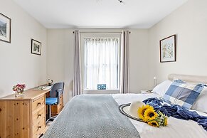 B6 Masts in Torquay With 3 Bedrooms and 2 Bathrooms