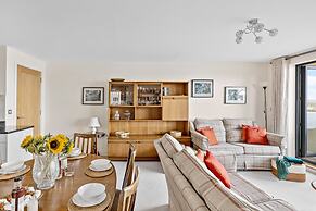 B6 Masts in Torquay With 3 Bedrooms and 2 Bathrooms