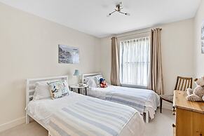 B6 Masts in Torquay With 3 Bedrooms and 2 Bathrooms